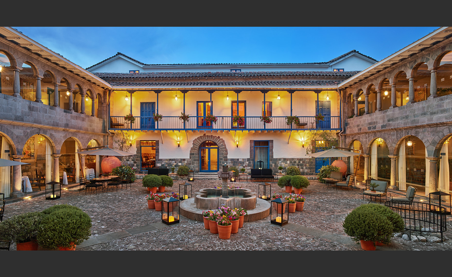 Palacio_courtyarddusk1